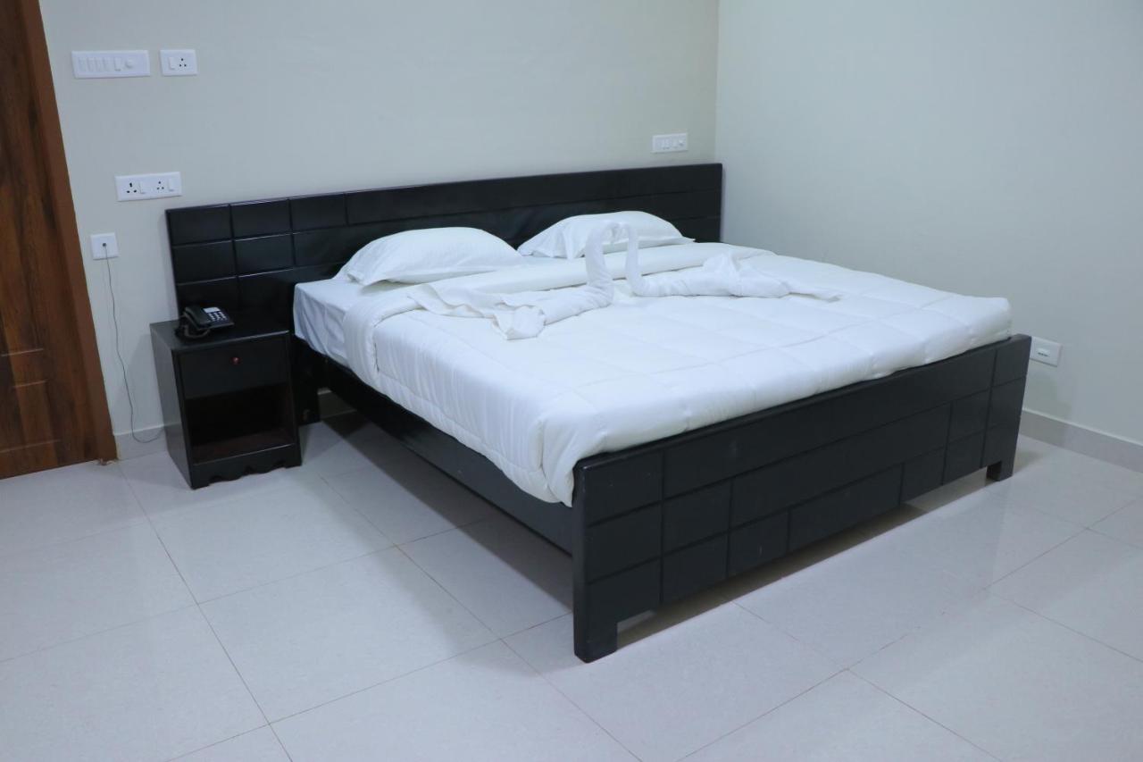 Hotel Tamilnadu -Trichy Tiruchirappalli Buitenkant foto